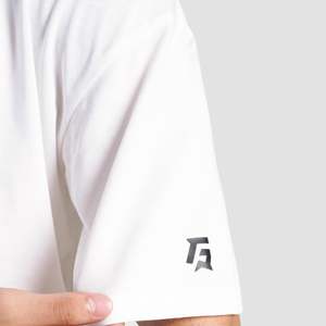 Camiseta de punto 100% algodón The Golden Tee (blanca) transpirable de 180 g con logo y letras estampadas, estilo ajustado, sin estampado. - Product Image 6