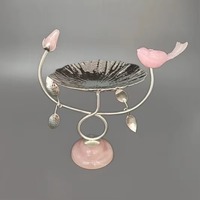 Support à gâteau en argent de qualité fiable avec un design d'oiseau en résine, rehausse les cupcakes, les biscuits, les beignets, les cake pops avec le même style