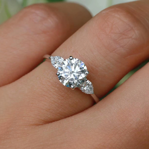 แหวนหินสามก้อนทรงกลม7มม. ประดับด้วยหินด้านลูกแพร์เครื่องประดับเจ้าสาวชุบทองเงิน925ขายส่ง - Product Image 2