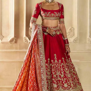 2025 @ Trendy élégant broderie lourde sur chemisier de mariée, Lehenga & Dupatta orné de perles de verre cristal Stone Dabka Work - Product Image 1