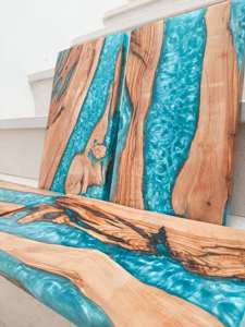 Planche à fromage rectangulaire en bois de qualité supérieure avec résine bleue, finition naturelle, plateau de service design pour une présentation moderne à la table - Product Image 2