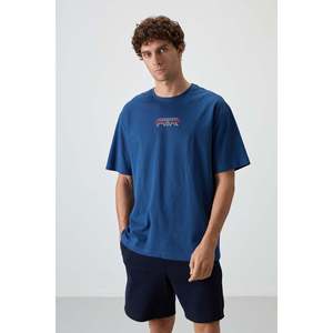 เสื้อยืดผ้าฝ้ายพิมพ์ลายทรงโอเวอร์ไซส์สำหรับผู้ชาย Air Jones พร้อมพื้นผิวเนื้อหนา - สีน้ำเงิน Parlament รุ่น 88372 - Product Image 1