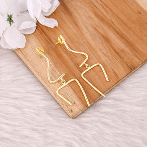 Vente en gros de 25 paires de boucles d'oreilles en laiton plaqué or jaune breloque de bijoux de créateur unique pour mariage anniversaire bijoux de mariée - Product Image 3