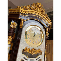 Horloge à pendule de luxe en verre carré avec porte en marbre, gravures dorées, style moderne du milieu du siècle, écologique, affichage numérique