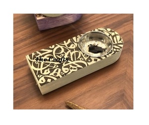 Brûleur de Bakhoor en bois de couleur beige de style classique avec travail de calligraphie, forme rectangulaire, brûleur de Bakhoor Mabkhara - Product Image 1