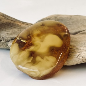 Piedra de Ámbar Báltico Natural, Ámbar Pulido para Joyería con Efecto Niebla - Product Image 1