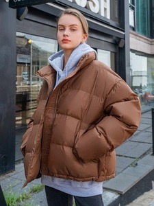 Veste matelassée élégante pour femmes Manteau d'hiver rembourré et personnalisé de qualité supérieure avec fermeture éclair - Product Image 4