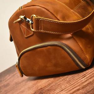 Bolsa de viaje de fitness grande vintage personalizada para hombre, resistente, de cuero ecológico, portátil con cierre de cremallera - Product Image 5