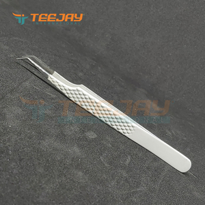 Pince à épiler professionnelle de précision TEEJAY, couleur blanche, poignée diamantée, pointe lisse, acier inoxydable, angle de 45 degrés - Product Image 2
