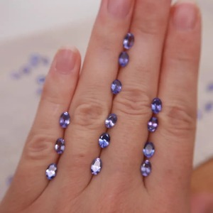 พลอยแทนซาไนต์ธรรมชาติ 100% รูปไข่ขนาด 6x4 มม. เจียระไนเหลี่ยม สีน้ำเงิน รับรองโดยบุคคลที่สาม น้ำหนัก 0.4-0.8 กะรัต เครื่องประดับสีรุ้งเมื่อโดนความร้อน - Product Image 2