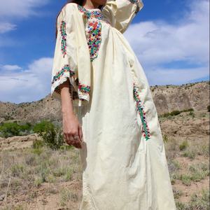 Robe longue vintage romantique en jersey brodée à la main, style Oaxacan, avec bordure délicate en crochet, en coton fin et léger, couleur blanche, ODM - Product Image 1