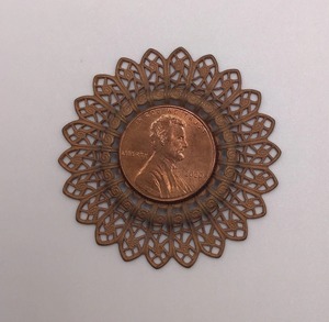 Charmant design floral cadre doré porte-photo décoratif élégant affichage de photos de table pour la décoration intérieure idée cadeau de bureau - Product Image 1