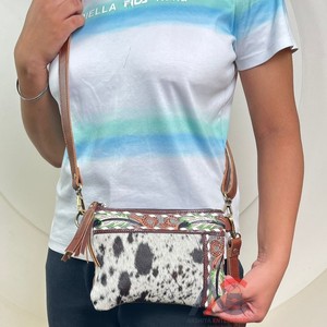 Bolso Cruzado de Piel de Vaca Auténtica para Mujer, Bolso Cruzado Hecho a Mano con Acentos Florales y Adornos Inspirados en Plumas - Product Image 1