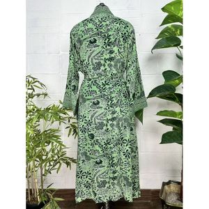 Kimono de plage pour femme en soie de luxe style bohème, avec motifs cachemire bleu et floraux, idéal comme cadeau de luxe pour un anniversaire. - Product Image 5