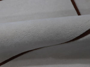 Tapis géométrique moderne en laine et tencel mélangés, couleur ivoire neutre et marron, fait main, écologique, à texture haute et basse, lignes fines contrastées - Product Image 5