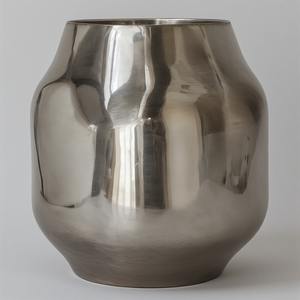 Vase en métal de fer en laiton antique décoratif avec la base forte et la jante artistique parfaite pour les maisons de luxe et les espaces de banquet - Product Image 2