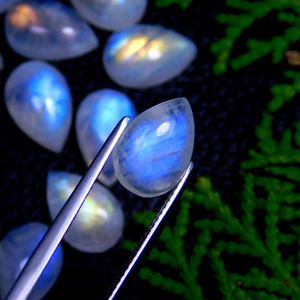 พลอยมูนสโตนสีฟ้าธรรมชาติทรงลูกแพร์แบบเปลี่ยนสีได้ สำหรับทำเครื่องประดับ จากราชสถาน - Product Image 2