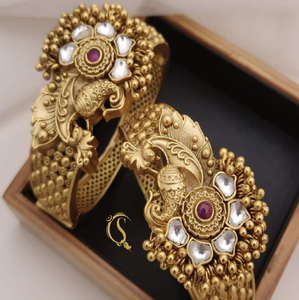 Elegante conjunto de brazaletes de latón en oro rosa con intrincados detalles florales en piedra. Alta calidad disponible a precios de mayoreo. - Product Image 6