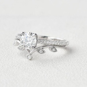 แหวนเพชรทรงกลมยอดนิยม ได้รับการรับรองจาก IGI เกรด VVS เพชรเพาะเลี้ยงในห้องปฏิบัติการ ชุดแหวนแต่งงานดีไซน์มงกุฎทองคำขาว 14k สำหรับผู้หญิง แฟชั่น - Product Image 4