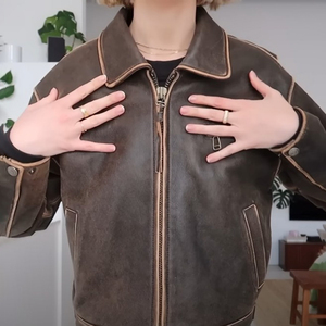 Chaqueta de piel de oveja auténtica para mujer de calidad superior Bolsillos laterales duraderos OEM con cremallera Cuello vuelto de invierno - Product Image 6