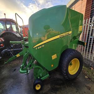 Presse à balles rondes de qualité supérieure, conçue pour un flux de récolte fluide, une réduction des pertes et une densité constante des balles - Product Image 1