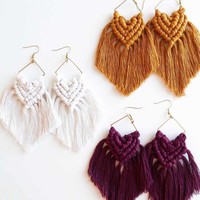 Vente en gros de boucles d'oreilles classiques en macramé faites à la main, longues, avec plumes, pour la décoration de la maison, décoration murale, design traditionnel, Noël