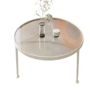 Elegante mesa de centro redonda, con una tapa de mármol blanco sostenida por una base de metal dorado similar a una jaula abierta disponible a precio de mayorista - Product Image 4