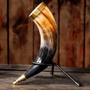 Tasses à bière de finition royale Corne à boire de boeuf fabriquée à la main avec support en métal Corne à boire Viking Tasse à bière - Product Image 1