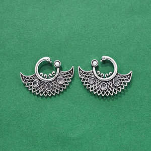 Pendientes de moda clásicos hechos a mano de La India con revestimiento oxidado - Product Image 4