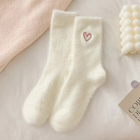 Damen-Sportsocken aus Fabrikproduktion Großhandel Leichtgewichtig Dehnbar & Beliebtes Design Beste Qualität Crew-Länge für den Winter