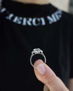 Bague de fiançailles en or blanc plaqué avec trois pierres en forme de coussin carré, pierres latérales en forme de trapèze de 10 mm, bijoux de mariage fins en gros - Product Image 4