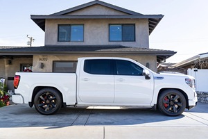 Camioneta Blanca 2024 Supercharged G-M C Sierra 1500 6.2L 4×4 Edición Deportiva con Parrilla Cromada y Faros LED - Product Image 2