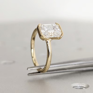 Bague de fiançailles en or jaune 14 carats avec diamant de laboratoire taille émeraude 4 carats, serti en bélière partielle, bijoux fins pour femmes, clarté VS - Product Image 3