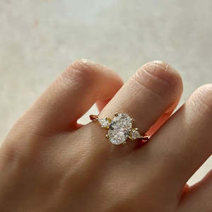 Anillo de Compromiso AURALUXURIA con Tres Diamantes Ovalados de Laboratorio de 1.65 TCW, Diamantes Laterales en Forma de Cometa, Certificado IGI, Color D, Corte Excelente - Product Image 2