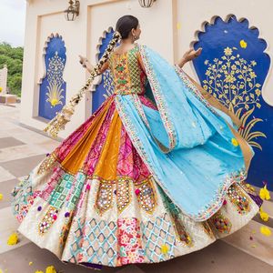 Lancement d'un nouveau lehenga choli de designer moderne, spécial Navratri, en tissu lourd de rayonne et de coton, avec un travail d'impression numérique fantaisie, réversible - Product Image 4