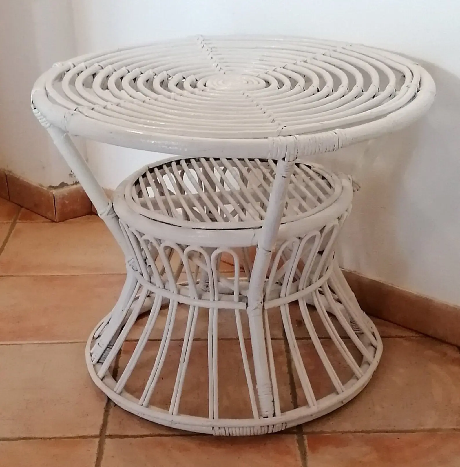 Tavolino da caffè di forma circolare in bambù bianco Tavolino da caffè italiano degli anni '60 in Rattan Vintage soggiorno