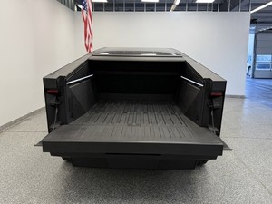 รถซีดานไฟฟ้า2024 Tesla cybertruck AWD จัดส่งฟรีกล่องเกียร์อัตโนมัติไฟภายในเป็นหนัง114ไมล์ R18ซ้ายลิเธียม100กม.