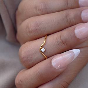 Anillo Minimalista de Moissanita de Oro Macizo 18K con Ajuste de Puntas Curvadas Color D VVS 1 Solitario - Product Image 6