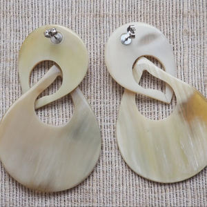 Pendientes de cuerno de búfalo ecológicos al por mayor con técnica pulida para mayoristas de bodas y moda por HF CRAFTS - Product Image 1