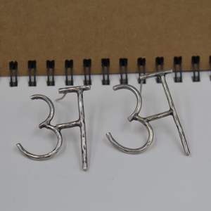 Bijoux de luxe Boucles d'oreilles pour femmes Boucles d'oreilles Lettre hindi Bijoux plaqués or pour femmes et filles - Product Image 1