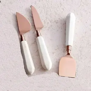 ชุดมีดหั่นชีสทำมือพร้อมหัวสแตนเลสสีเงินด้ามกลมที่จับเป็นวงกลมสีขาวเครื่องใช้บนโต๊ะอาหารสำหรับงานแต่งงานมีสไตล์อินเดีย - Product Image 2