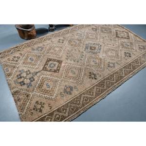 พรมขนสัตว์ตุรกีวินเทจขนาด5.3x8.2ฟุตลายปะต่อสีน้ำตาลเบจพร้อมแผ่นรองยางพาราดีไซน์โถงทางเดินทรงสี่เหลี่ยมสำหรับข้างเตียง - Product Image 2