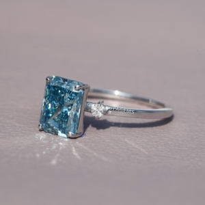 Elegante anillo solitario de diamante VVS Clarity de corte radiante hecho en laboratorio para mujer, joyería única de oro blanco de 14 quilates para bodas y fiestas - Product Image 3