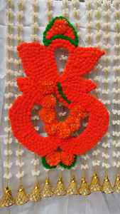 Centre de table en fleurs artificielles Divine Ganesha pour les célébrations de retraite Pooja Ganesha Chaturthi - Durable, fait à la main, intérieur/extérieur - Product Image 4