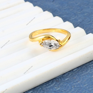 Anillo de Compromiso Solitario de Plata de Ley 925 Chapado en Oro con Moissanita Marquise de 1.45 Quilates para Mujer - Product Image 5