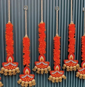 Toile de fond en jasmin avec des diyas en MDF suspendus, décoration Diwali, décoration murale Ganpati Pooja pour toile de fond Ganpati - Product Image 1