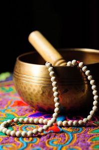 Bol chantant spirituel avec maillet de coussin Bol en métal fait main pour les séances de yoga de méditation profonde Travail de guérison énergétique - Product Image 5