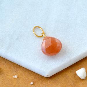 Colgante de Piedra Solar en Forma de Lágrima, Facetado, con Brillo Naranja, Gema Natural, Chapado en Oro, Joyería Artesanal - Product Image 1