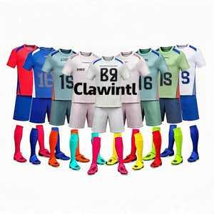 Conjuntos de ropa de fútbol personalizables de alta calidad al por mayor diseñe su propio uniforme de equipo a precio mayorista disponible para la venta - Product Image 1