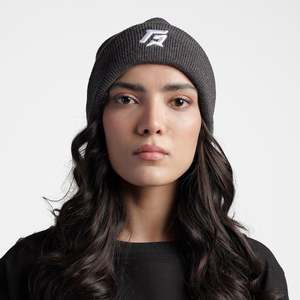 Gorro Ajustado Gris Oscuro de Tejido Cálido con Decoración de Logotipo Personalizable - Product Image 3